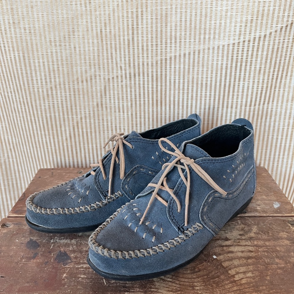 Minnetonka Women’s Vintage Blue Suede Lace-up Moccasin Shoes